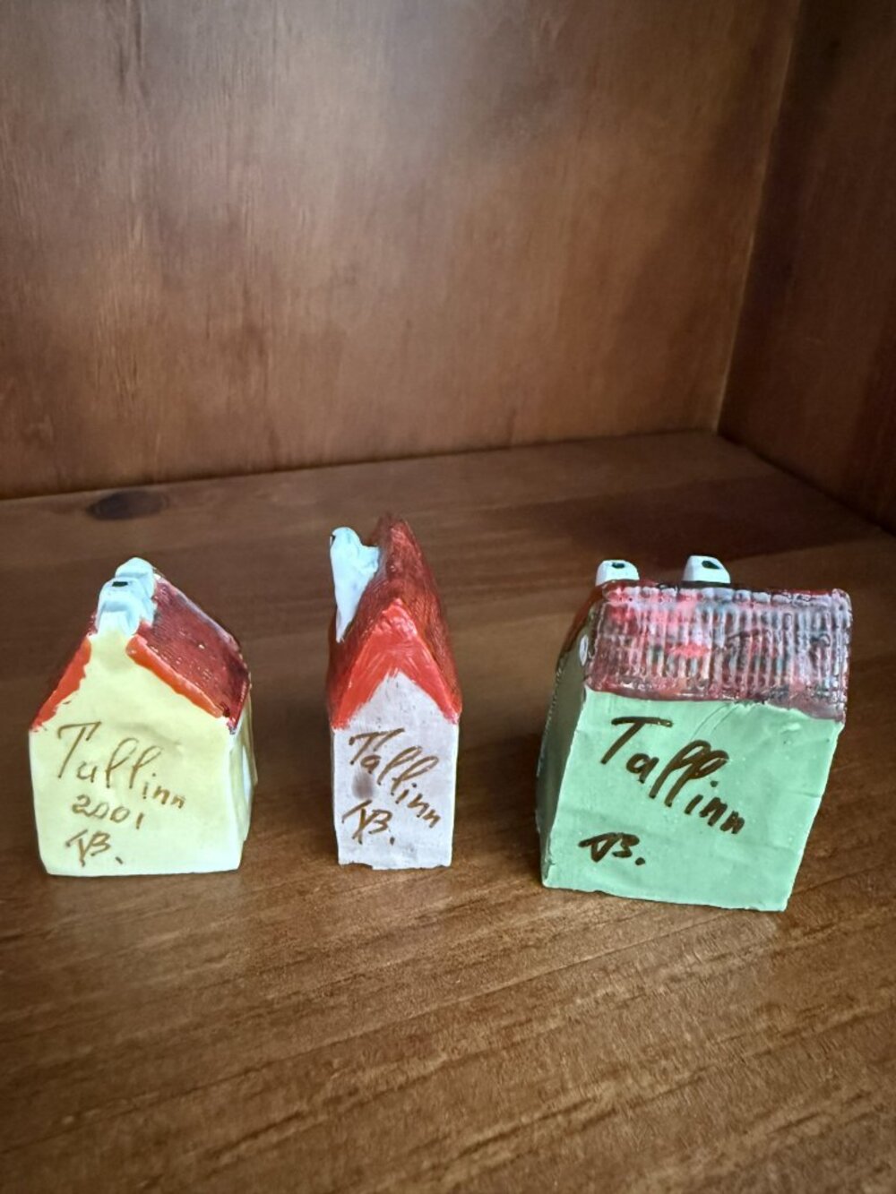 Small hand-painted ceramic house figurines from Tallinn, Estonia - Picture 2 of 4